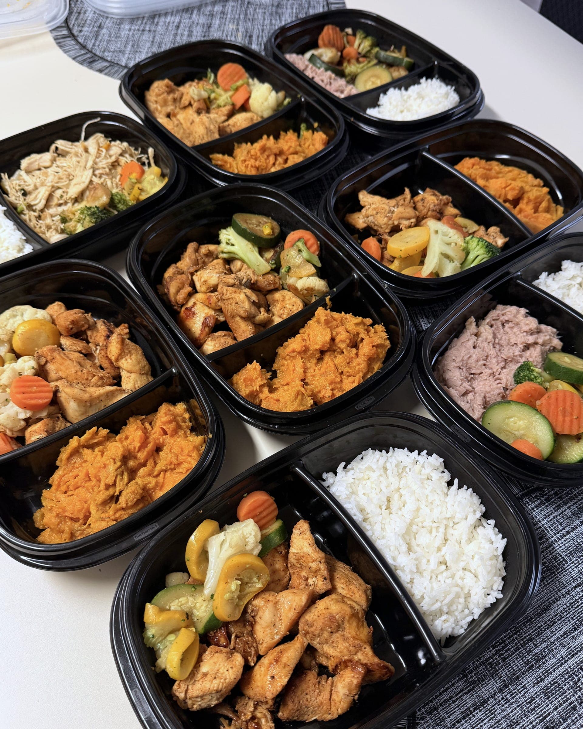 Bandeja con la producción de comidas de la semana