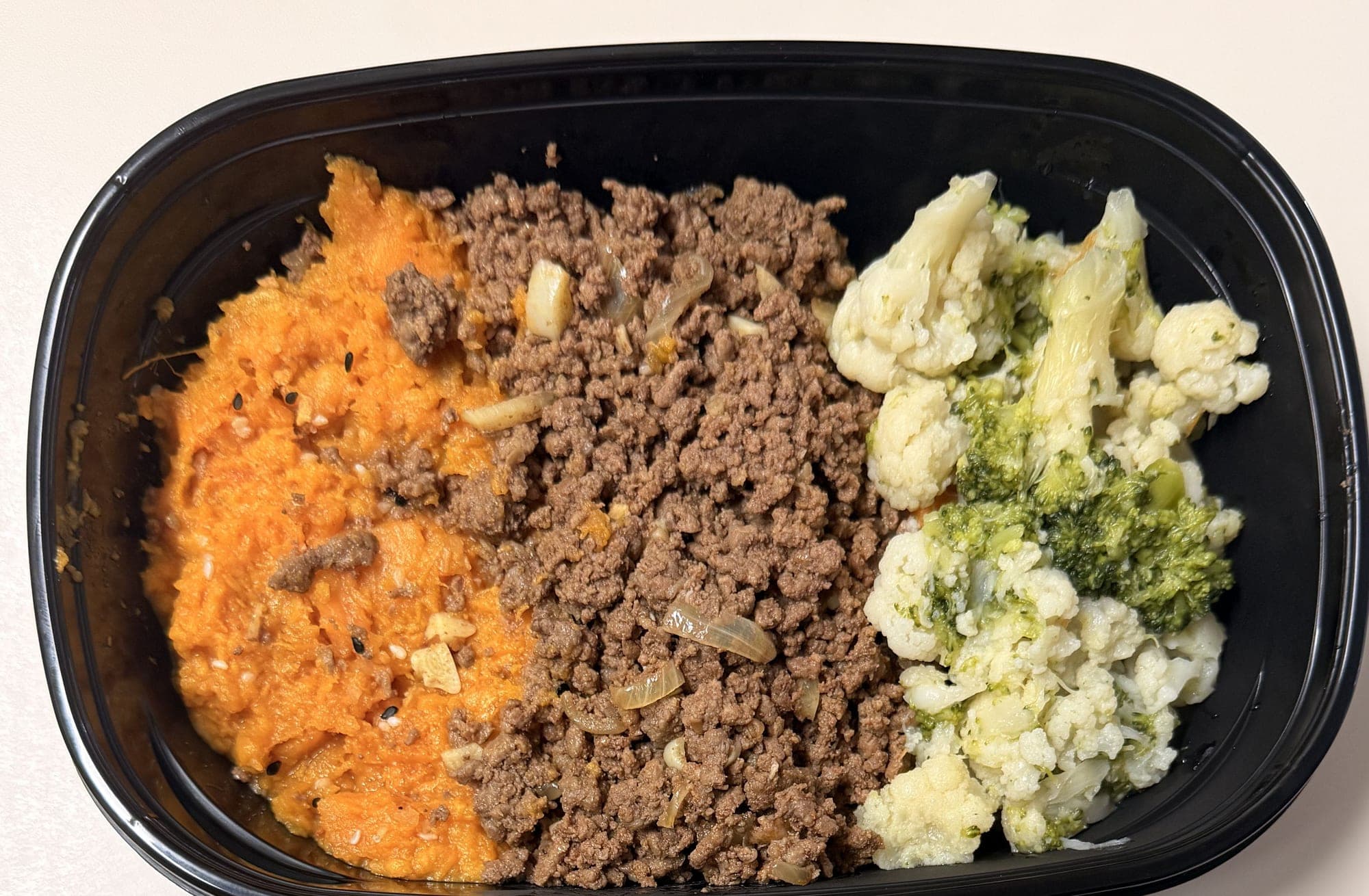 Picadillo de res con puré de camote, brócoli y coliflor