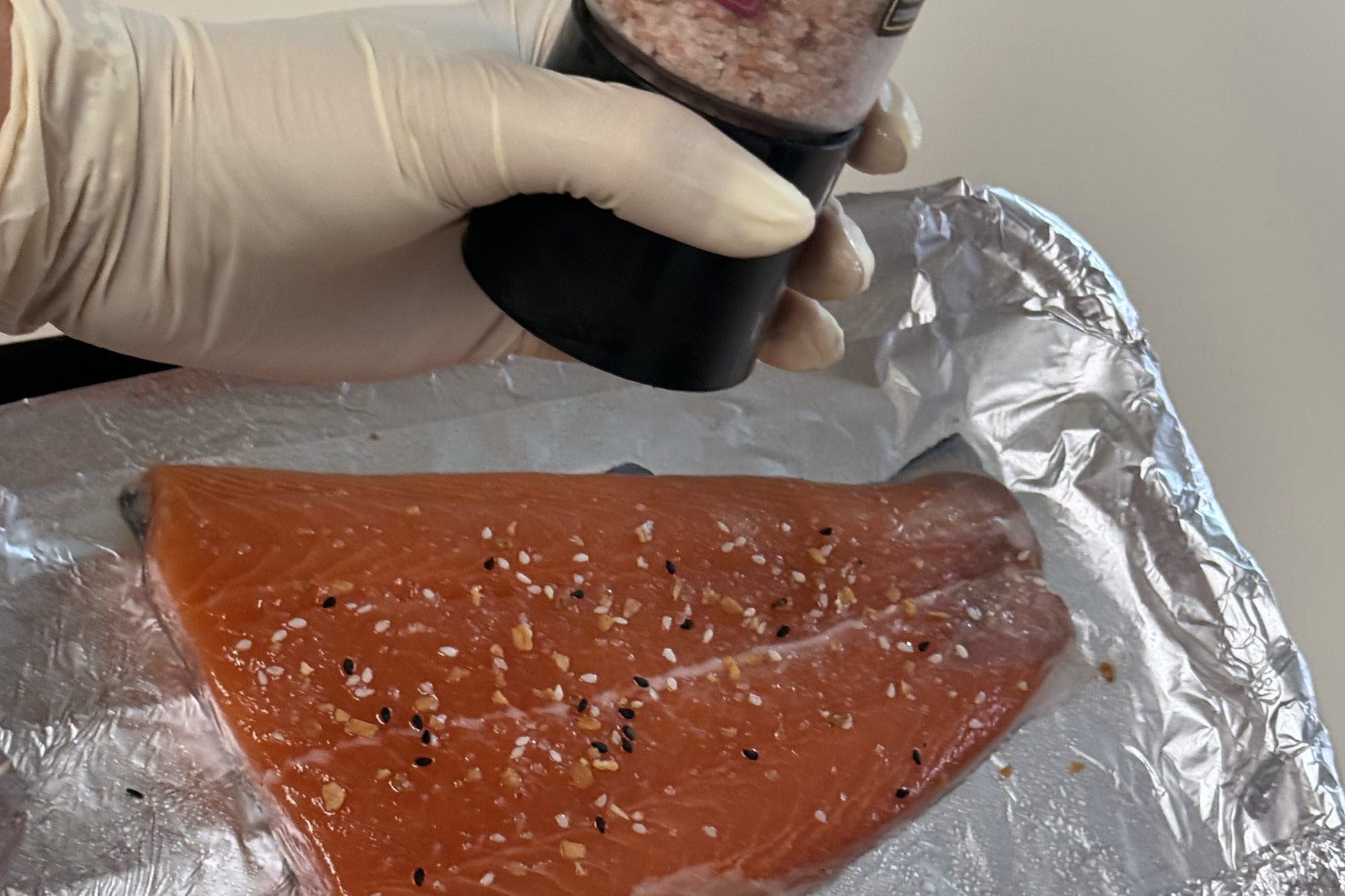 Sazonando el filete de salmón con un molinillo de especias