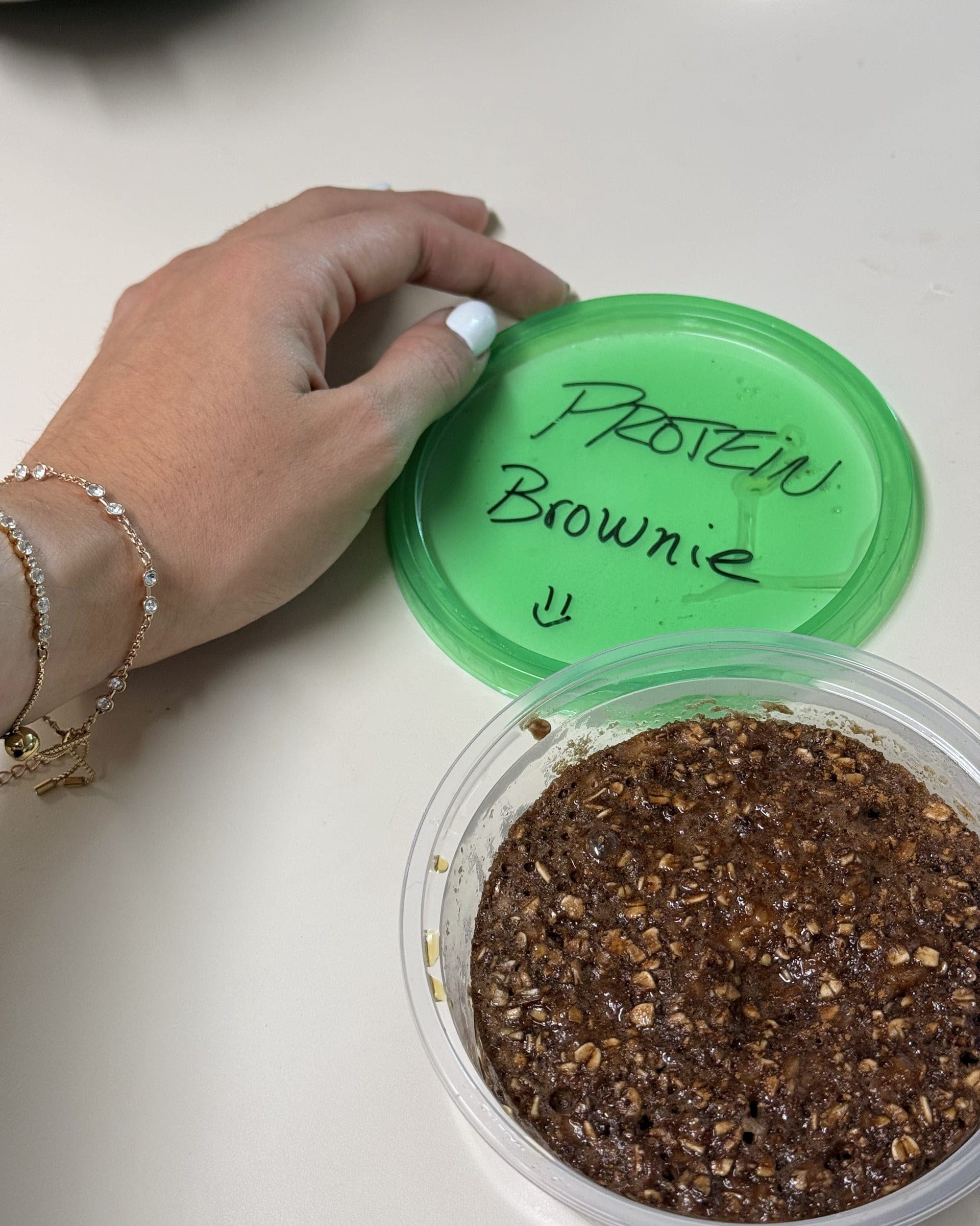 Brownie casero en su envase, con la tapa rotulada a mano